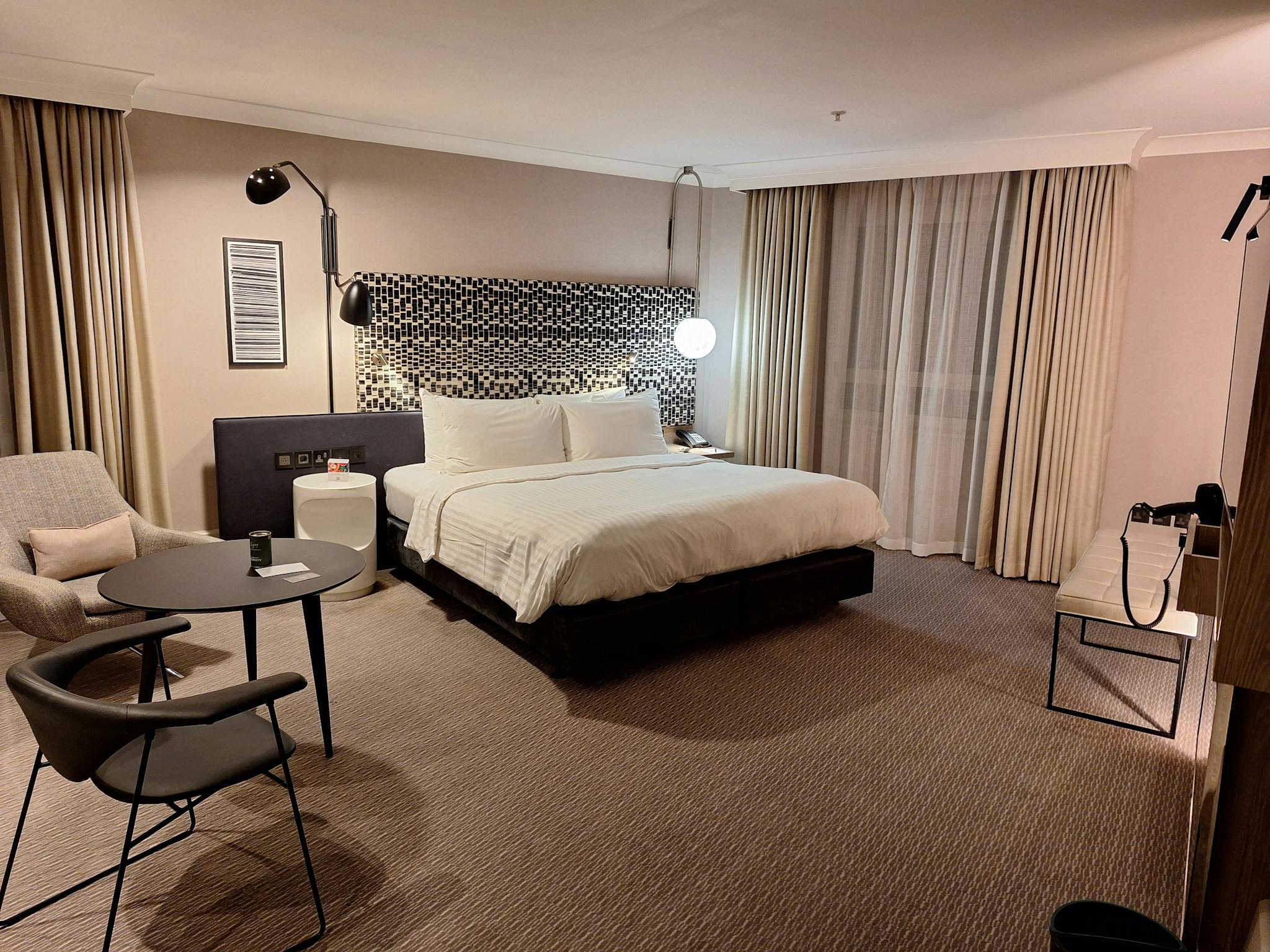 Elegant hotel room in London featuring contemporary design and cozy ambiance.